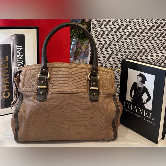 HENRI BENDEL 3/fer Emboss Leather Satchel “LADY WALKING DOG” & NWT Large Key Fob - Picture 4 of 16